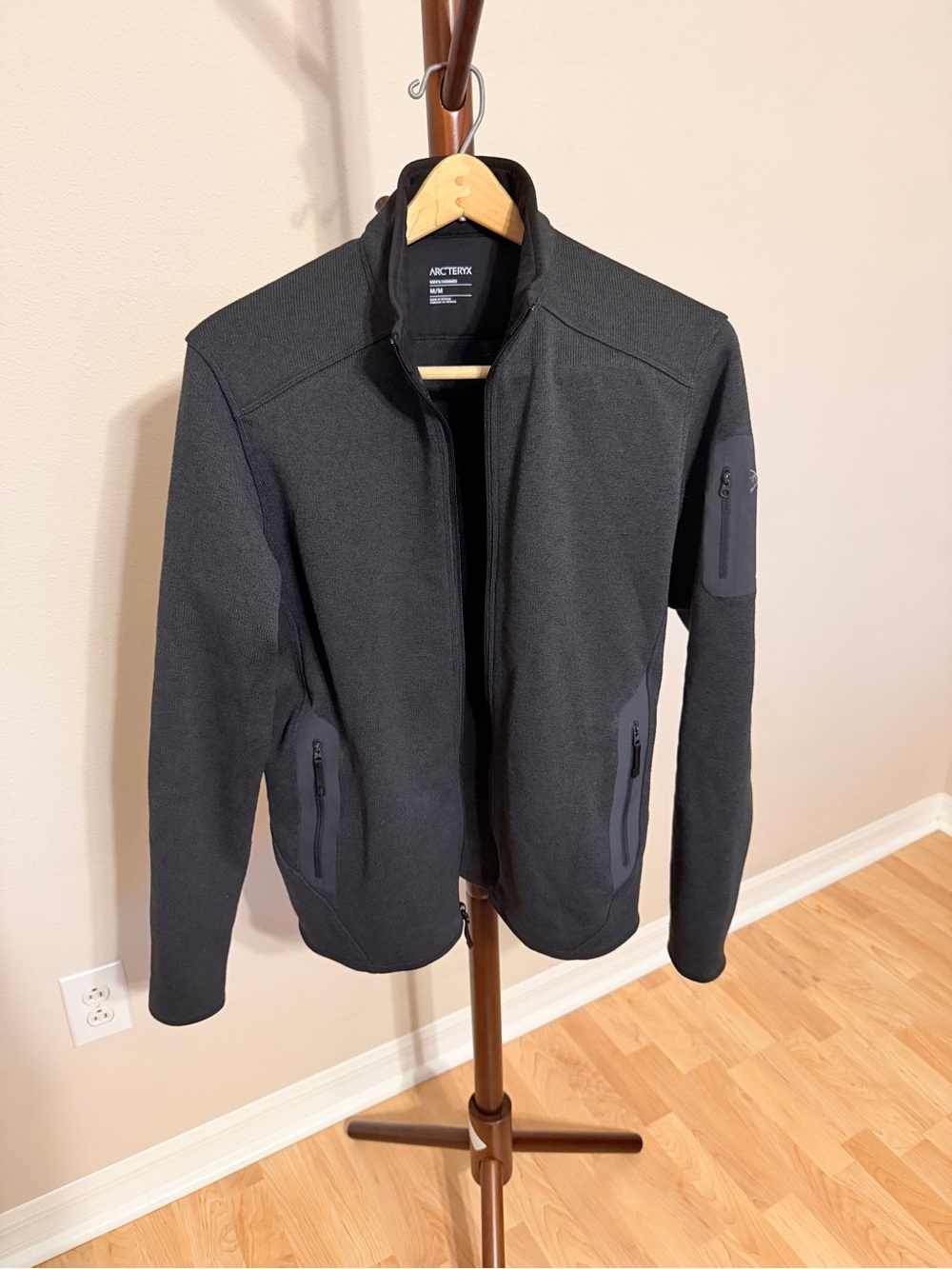 Arc'teryx Men's Black Covert Cardigan Fleece - M but fits like S